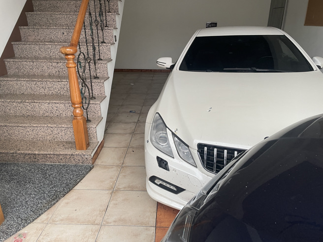 楠梓警分局警員15日下午到一家汽車旅館查緝毒品與詐欺通緝犯，嫌犯企圖開車衝撞警車，警方開槍制伏，嫌犯的車輛引擎蓋上留有彈孔。（翻攝照片／林瑞益高雄傳真）