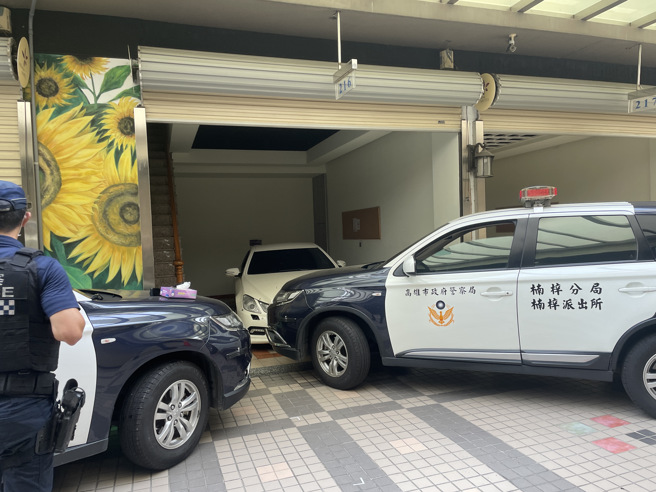 高雄警方15日到楠梓區一家汽車旅館查緝毒品與詐欺通緝犯，3名通緝犯為了甩開警方的追捕，企圖駕駛汽車衝撞警車，過程中警方共開了32槍。（圖／民眾提供）
