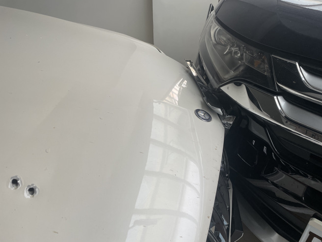 楠梓警分局警員15日下午到一家汽車旅館查緝毒品與詐欺通緝犯，嫌犯企圖開車衝撞警車，警方開槍制伏，嫌犯的車輛引擎蓋上留有彈孔。（翻攝照片／林瑞益高雄傳真）