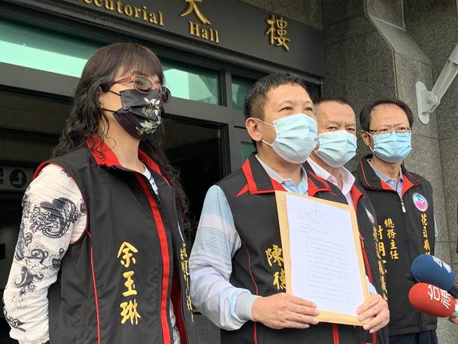 议会秘书长陈德惠、法治主任余玉琳、议长办公室主任林裕彦、总务主任谢明宏等人，到地检署告发国民党部主委。（王志伟摄）