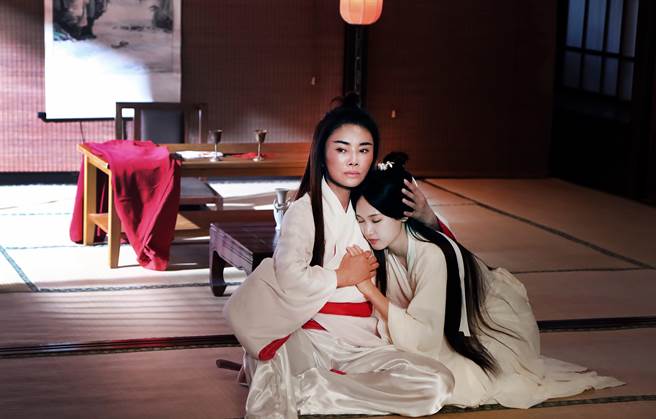 Rita(左)在〈缘起〉MV中大谈唯美虐恋。（艾迪升传播提供）