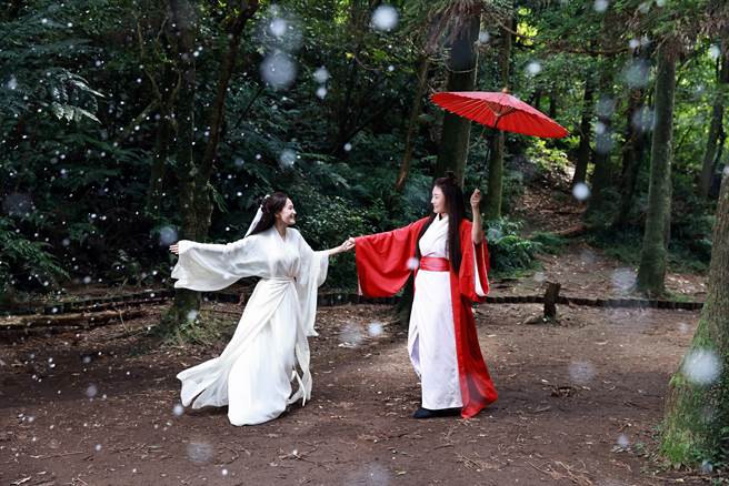 Rita(右)的〈缘起〉MV拍得如梦似幻。（艾迪升传播提供）