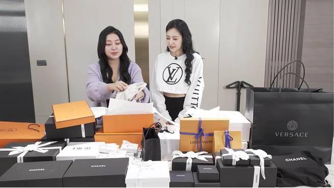 天后闆妹（左）精品買到來不及開箱，王思佳也開到崩潰。（圖／TVBS提供）