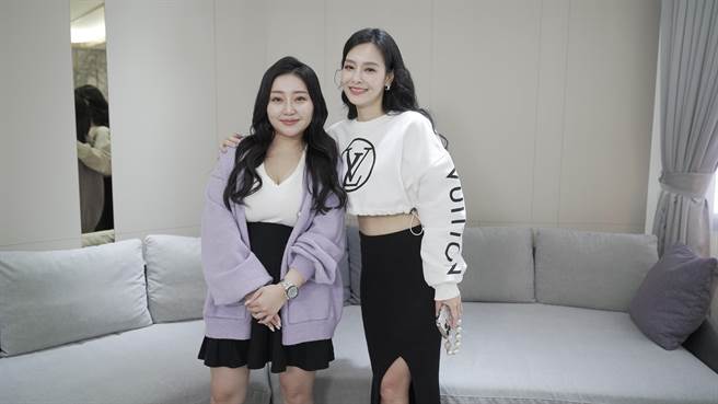 天后闆妹（左）家的豪華裝潢，讓王思佳忍不住追問缺不缺員工。（圖／TVBS提供）