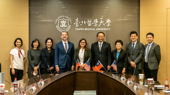 双方就臺美双语教育合作进行交流讨论，明年起北医也将与AIT展开EMI(English as a Medium of Instruction)双语师培计画，全面提升教师的全英语教学能力。(照片/臺北医学大学提供)




