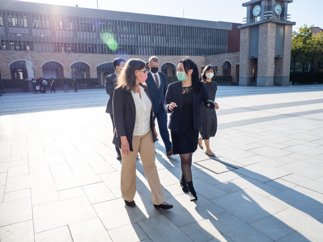 臺北医学大学今(14日)接待来访的美国在臺协会(AIT) 文化新闻组文化官马明远（Luke Martin）及美国国务院英语教育办公室区主任卡琳．贝莱斯(Dr. Carleen Velez) 等外宾。(照片/臺北医学大学提供)