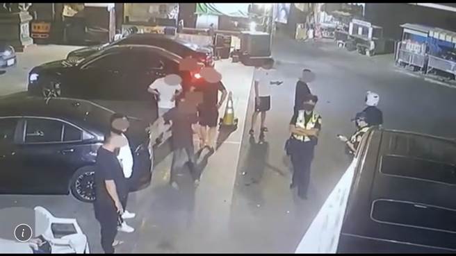 屏东新园乡陈姓乡代候选人与第四选区郭姓议员候选人疑因「电话纠纷」起争执，双方14日晚间在新惠宫庙埕作势谈判，幸警方获报后及时赶到，未发生斗殴事件，但陈控郭曾殴打他、不过不提告。（警方提供／谢佳潾屏东传真）