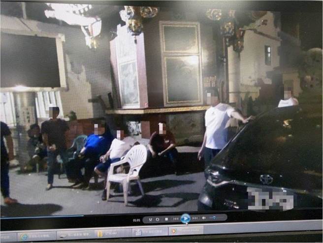 屏东新园乡陈姓乡代候选人与第四选区郭姓议员候选人疑因「电话纠纷」起争执，双方14日晚间在新惠宫庙埕作势谈判，幸警方获报后及时赶到，未发生斗殴事件，但陈控郭曾殴打他、不过不提告。（警方提供／谢佳潾屏东传真）