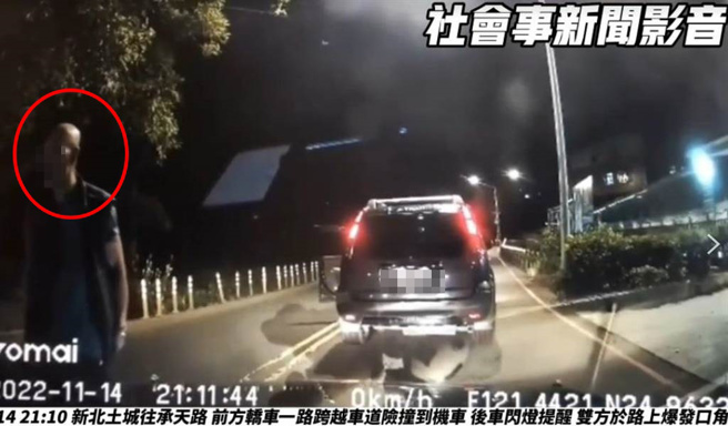 光頭駕駛不斷違規被按喇叭後下車理論，還不斷反問「沒有車啊」、「你是警察嗎」、「你叭我幹嘛」。（李奇叡翻攝）