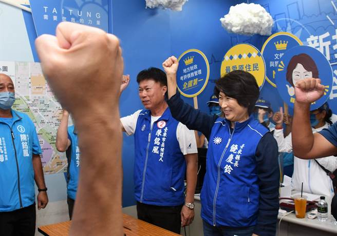 國民黨台東縣長候選人饒慶鈴，今天下午向台東市長候選人陳銘風加油、打氣。（莊哲權攝）