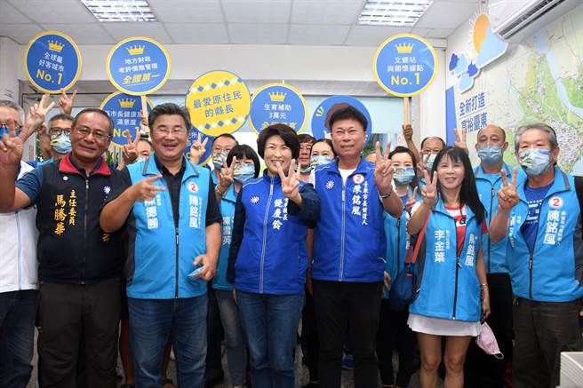 國民黨台東縣長候選人饒慶鈴，今天下午向台東市長候選人陳銘風加油、打氣。（莊哲權攝）