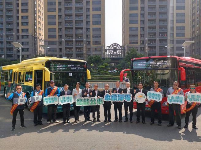 （高雄市示範型電動公車15日首航發表會，高雄副市長林欽榮(左七)與電動公車產業代表合影。圖／高市府提供）