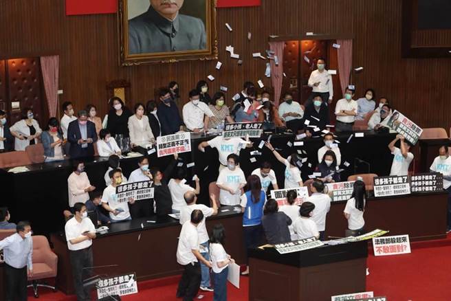 立法院院会上会期处理攸关国务机要费除罪化的会计法第99条之一条文修正草案，国民党团成员们一早在议场内摆放各式标语，表达反对立场。（资料照／刘宗龙摄）