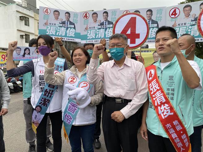 台北市长、民眾党主席柯文哲（右二）今傍晚赶到桃园陪同民眾党桃园市长候选人赖香伶（右三）车队扫街。（蔡明亘摄）