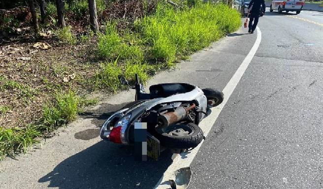 桃园市芦竹区山林路二段今早8时许发生一起交通死亡事故，机车骑士欲超车曳引车却擦撞倒地遭辗毙。（芦竹警分局提供／陈梦茹桃园传真）