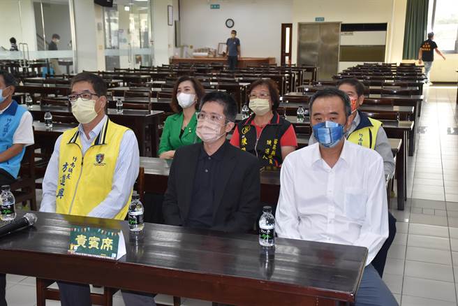 李科永文教基金会董事长李振宇捐出3千万元助竹南镇公所兴建新亲子图书馆。（谢明俊摄）