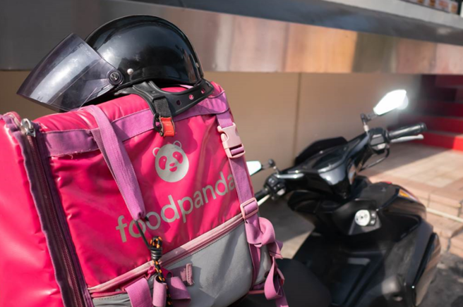 女外送員在路口停等紅燈時，因為伸出逆天長腿太吸睛遭拍下，引起網友議論紛紛。（示意圖/shutterstock）