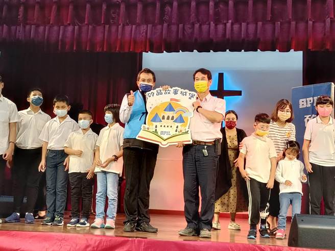 硅品志工社录制有声书给惠明盲童，15日举行捐赠仪式。（陈淑娥摄）