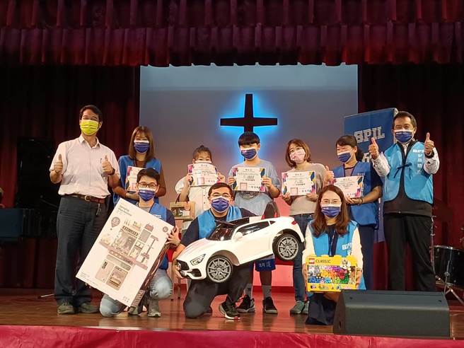 硅品志工社录制有声书给惠明盲童。（陈淑娥摄）