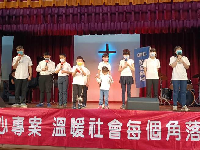 硅品志工社录制有声书给惠明盲童，学生台上献声表达感谢。（陈淑娥摄）