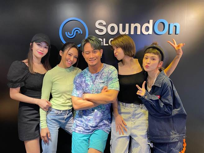 星光二班林佩瑤(左起)、梁文音、大Q、曾沛慈和魏如昀已有15年的交情。（亞神音樂提供）