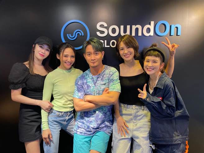 林佩瑤(左起)、梁文音、大Q、曾沛慈和魏如昀相聚時歡樂無限。（亞神音樂提供）