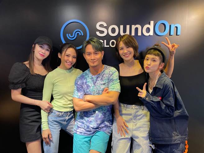 曾沛慈(右二)邀林佩瑤(左起)、梁文音、大Q吳秉洛、魏如昀錄製「曾心話大冒險」podcast。（亞神音樂提供）