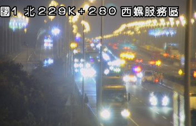 国1北上西螺路段「2货车追撞」 车流一度紫爆回堵1公里。(翻摄高速公路1968)