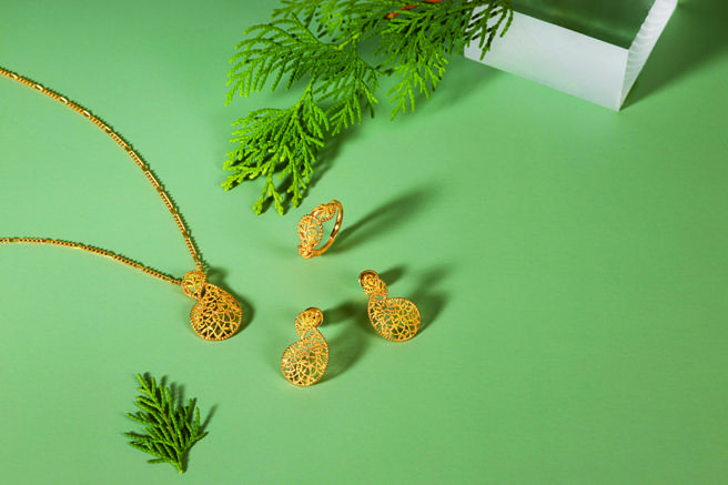 SOGO忠孝馆Just Gold颂讚纯金套组，坠不含炼＋戒指＋耳环， 原价6万5000元，特价5万7000元。（SOGO提供）