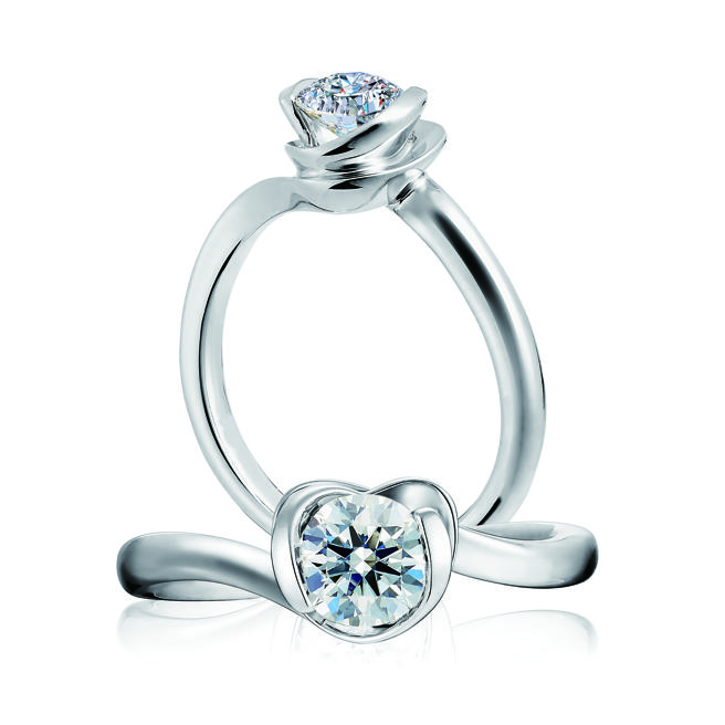 SOGO復兴馆HEARTS ON FIRE Rose Heart铂金钻石戒指 ，主钻约0.30ct，售价10万3000元起。（SOGO提供）