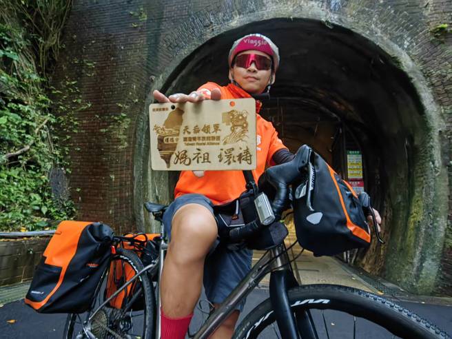 妈祖环「祷」行程吸引马来西亚旅游杂志组团来台，以单车环岛方式体验。（图／爱嬉游臺湾青年旅馆联盟提供）