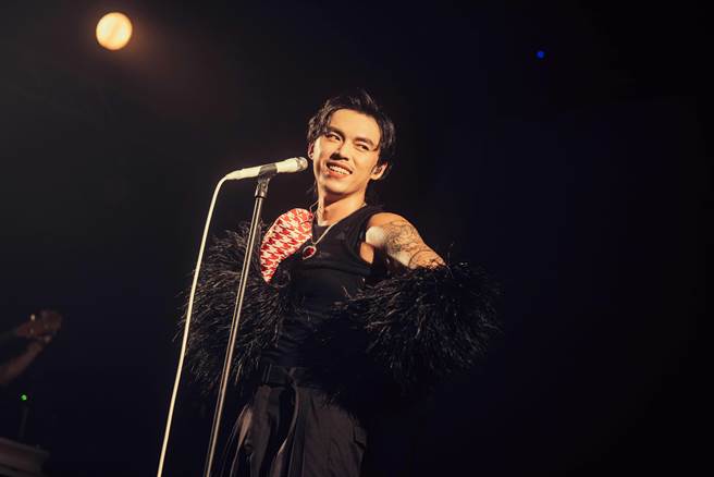 HUSH日前身穿黑色露肩装开唱。(默声音乐提供)