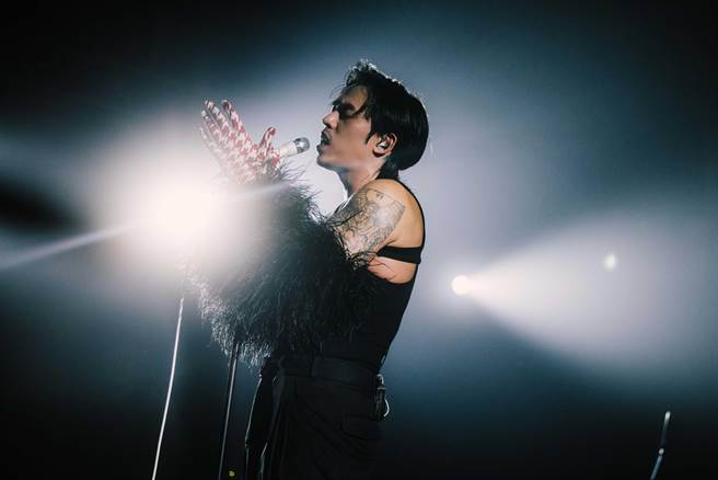  HUSH日前身穿黑色露肩装开唱。(默声音乐提供)