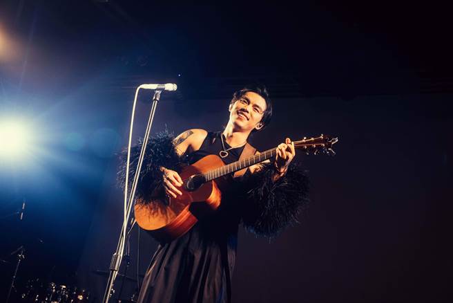  HUSH日前在演唱会上自弹自唱。(默声音乐提供)