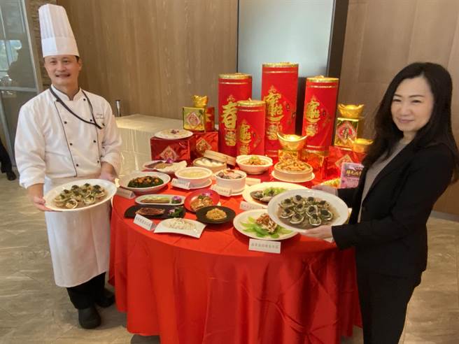 金湖飯店今年推出中西合璧、全新設計的兔年圍爐盛宴及外帶年菜，今(15)日起開放預購囉。(于家麒攝)