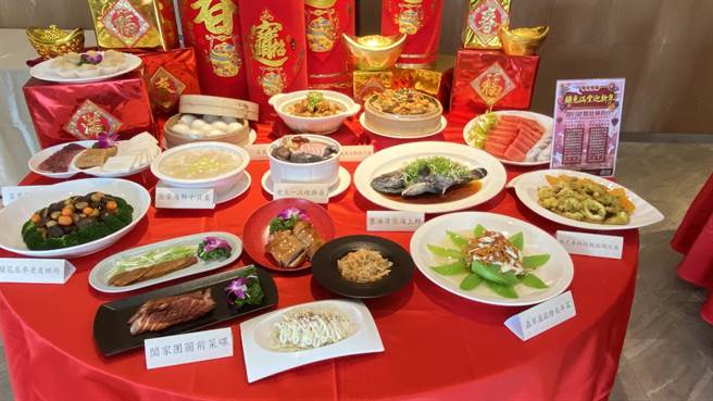 「新春鴻兔賀歲宴」與「銀兔滿堂闔家宴」兩款迎春圍爐宴，各別共計11道頂級年菜。(于家麒攝)