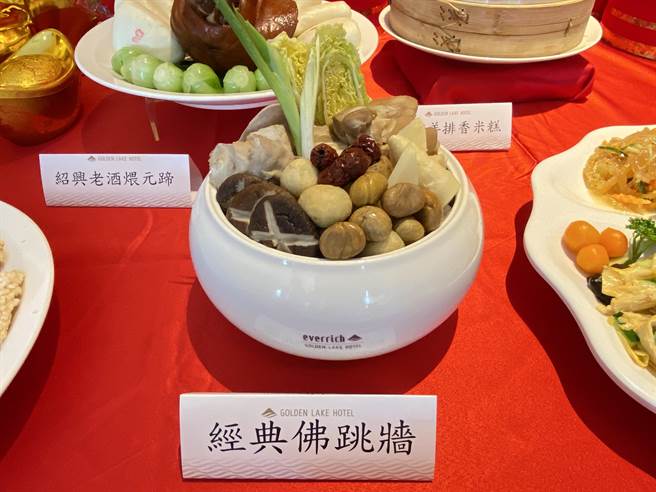 「玉兔報福」外帶年菜有過年必備料理「經典九孔佛跳牆」，這道美味料理還贈送盛裝的瓷鍋喔。(于家麒攝)
