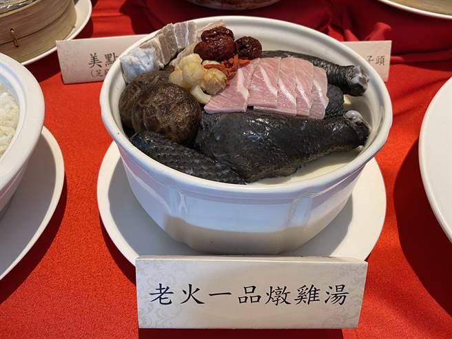 老火一品燉雞湯。(于家麒攝)