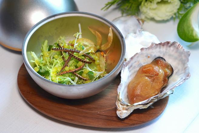另人食欲大开的茶熏生蚝沙拉。（何书青摄）