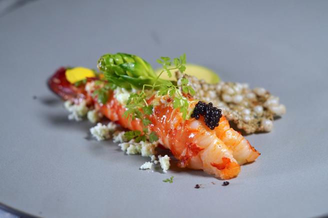 海大虾佐荷兰酱。（何书青摄）