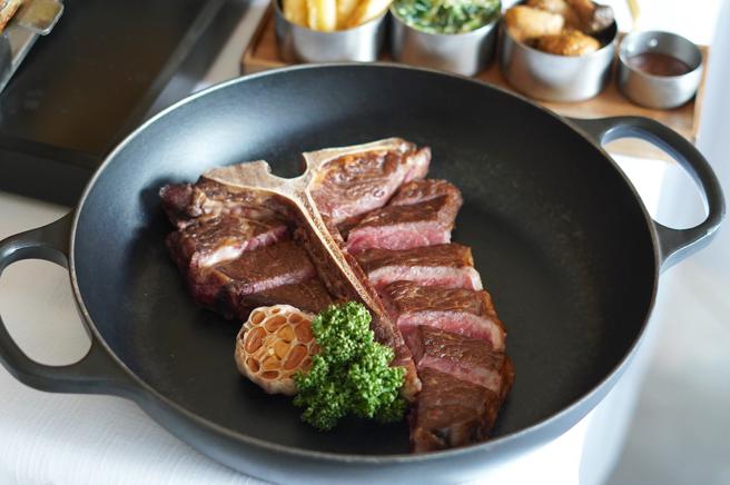 招牌必点的乾式熟成丁骨牛排。（何书青摄）