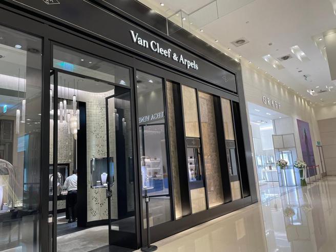 （受惠疫后结婚潮，顶级珠宝品牌婚戒大大热卖。图／李丽满）