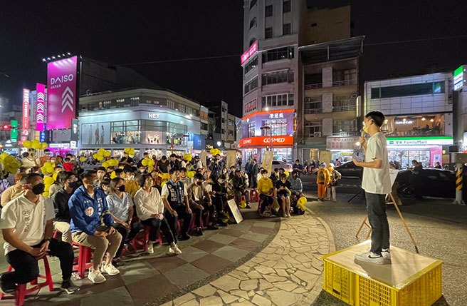 一群力挺18歲公民權的青年今晚來到嘉義市嘉義文化公園，呼籲各界支持「18 歲公民權修憲複決案」，嘉義市長黃敏惠也在現場與青年一同宣傳。(呂妍庭攝)
