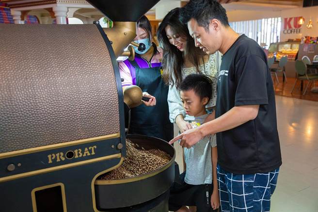 剑湖山「酷咖啡」假日推出「咖啡烘豆秀」跟喜爱咖啡的朋友分享咖啡香。（剑湖山提供）