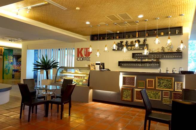 剑湖山咖啡茶艺博览馆「酷咖啡」品尝台湾古坑咖啡。（剑湖山提供）