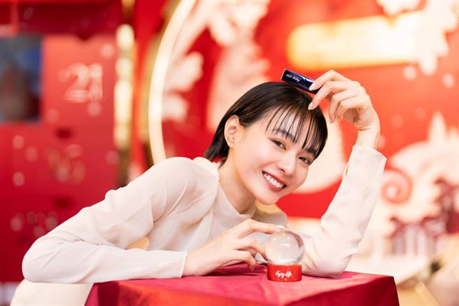 凡于「雅诗兰黛冬日幻境」活动场次期间，购买任一圣诞限定系列礼盒，即赠「冬季奇幻水晶球」1颗及免费水晶球刻印服务；购买任一款唇膏（含圣诞限定系列礼盒），亦可免费获得唇膏管身刻印服务。（雅诗兰黛提供）