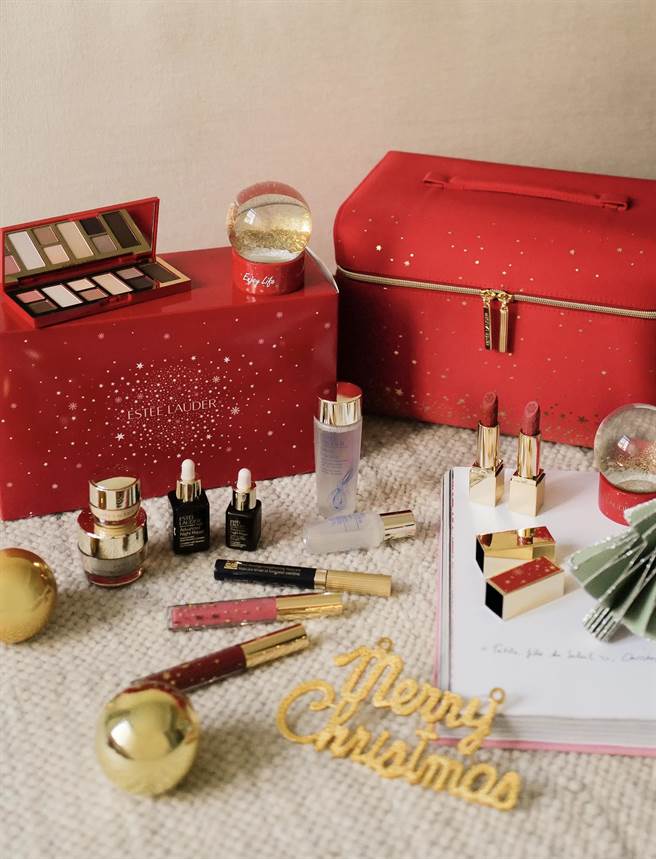 【雅诗兰黛】圣诞老公公送来的梦幻礼包「梦幻心愿欢庆礼盒组」。（雅诗兰黛提供）