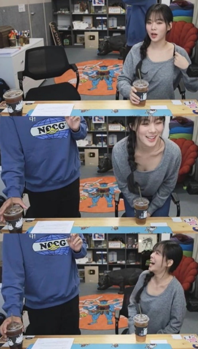 BIBI故意喬姿勢露奶的舉動，遭到網友砲轟。（圖／摘自Calm Man YouTube）