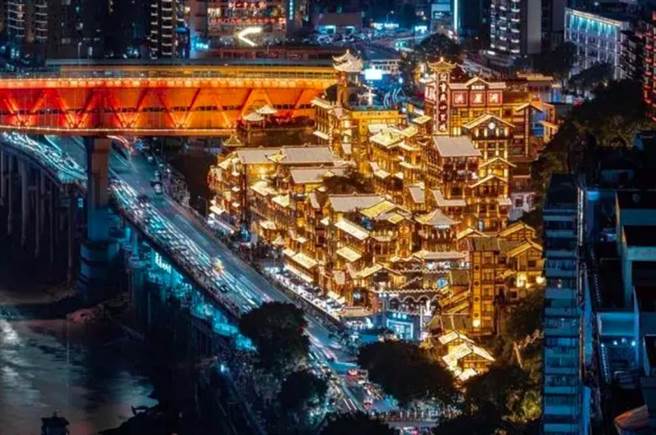 重庆洪崖洞夜景。（照片由渝中区文旅委提供）