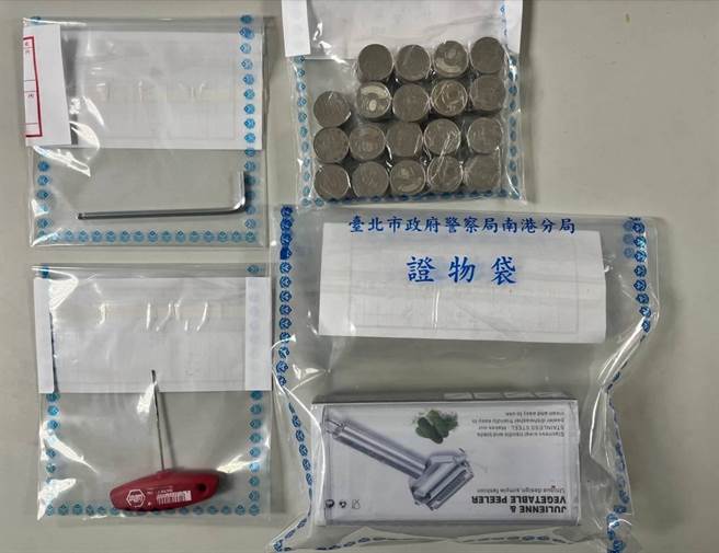 警方將許嫌逮捕到案，查扣187枚10元硬幣。（翻攝照片／林郁平）